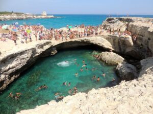 Puglia,_Salento,_Grotta_della_Poesia_a_Roca_Vecchia
