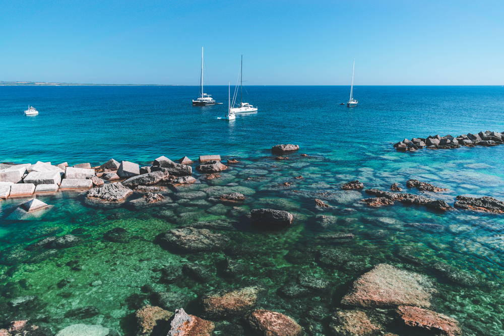 Il Salento in barca: come organizzare un’escursione in mare tra grotte, calette e fondali