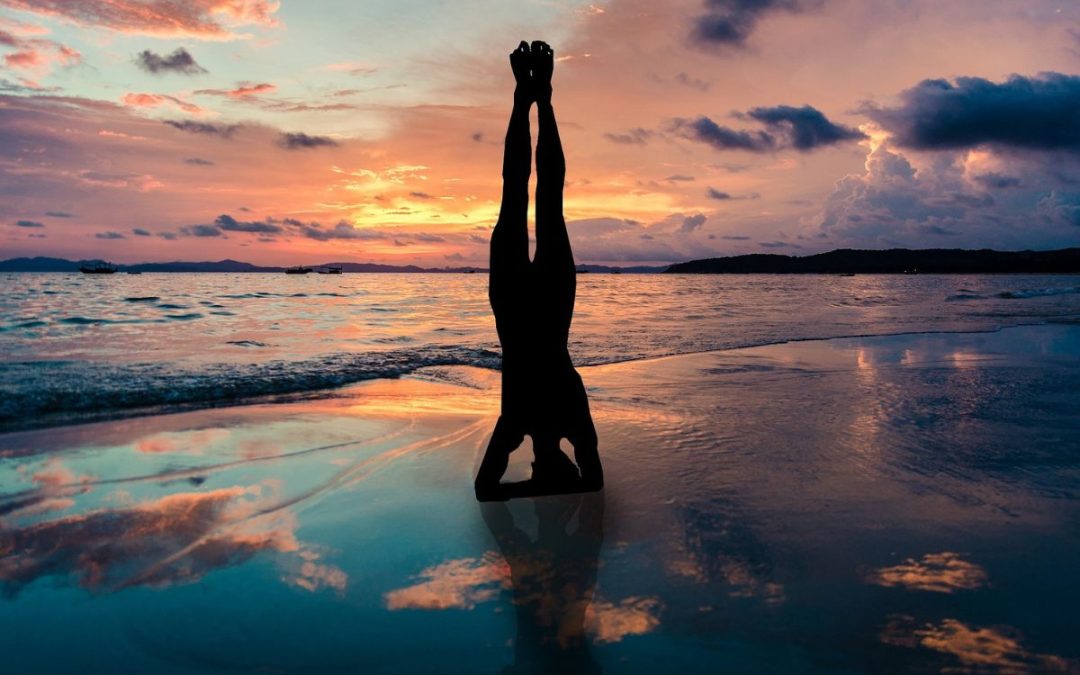 Yoga in spiaggia all’Augustus Resort: spiritualità e mare in Salento