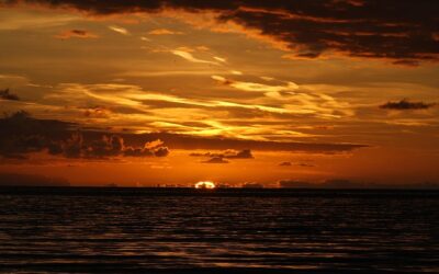 La magia della golden hour: nozze al tramonto sul mare